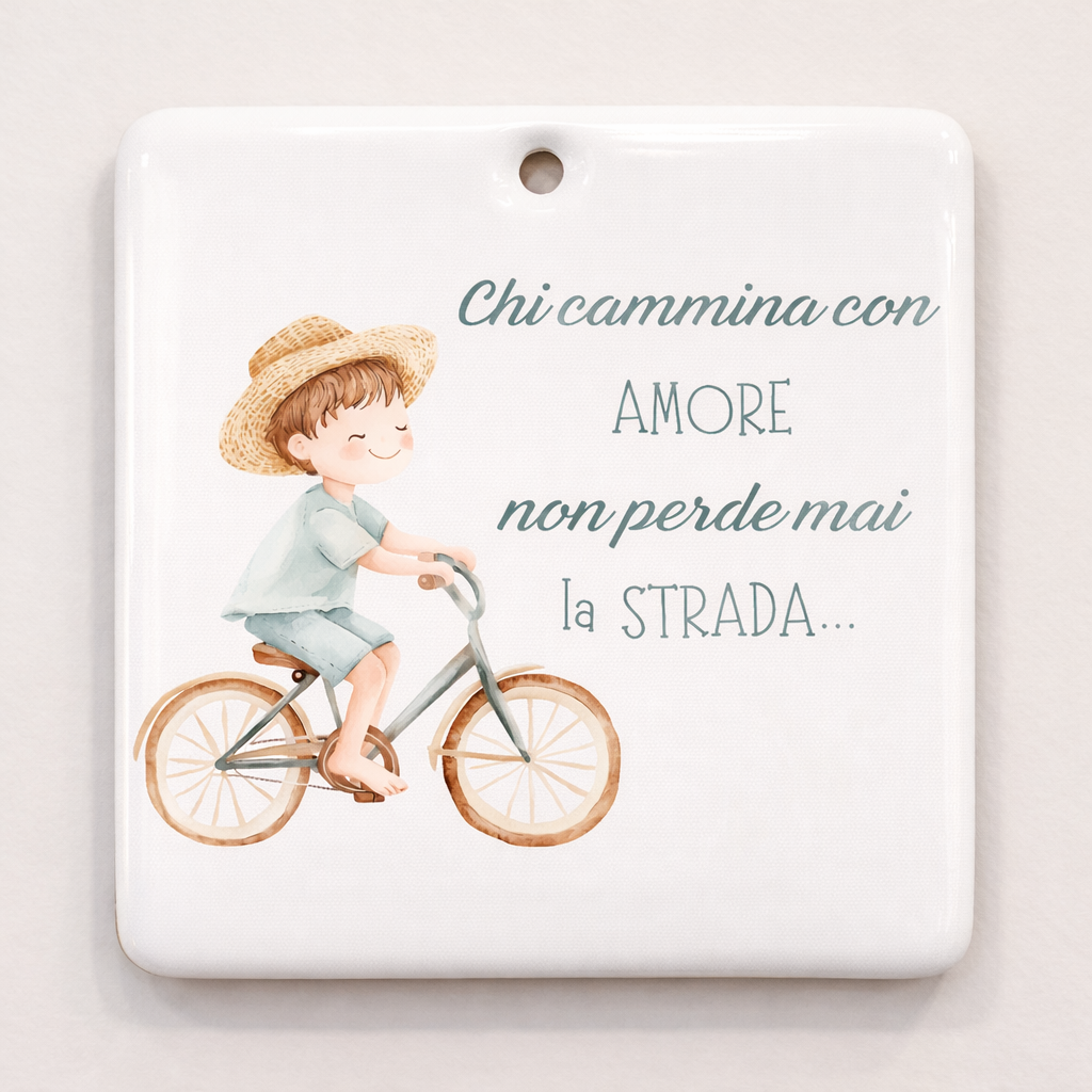 Piastrella rettangolare in ceramica con Bimbo sulla bici da appendere 10 cm x 10 cm
