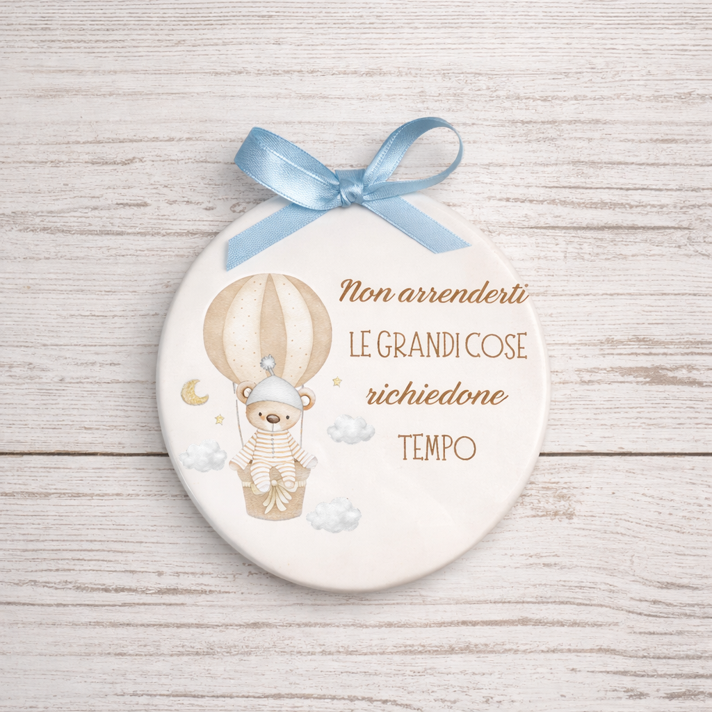 Piastrella tonda in ceramica con Orsacchiotto e mongolfiera da appendere 10 cm di diametro