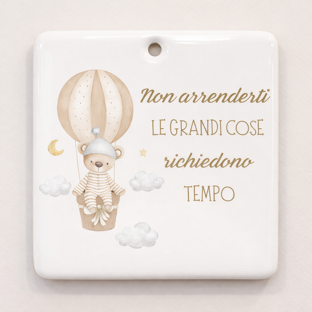 Piastrella rettangolare in ceramica con Orsetto nella mongolfiera da appendere 10 cm x 10 cm