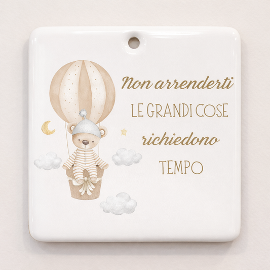 Piastrella rettangolare in ceramica con Orsetto nella mongolfiera da appendere 10 cm x 10 cm