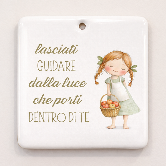 Piastrella rettangolare in ceramica con Bimba con cestino di frutta da appendere 10 cm x 10 cm