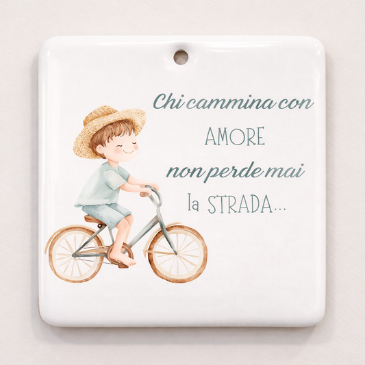 Piastrella rettangolare in ceramica con Bimbo sulla bici da appendere 10 cm x 10 cm