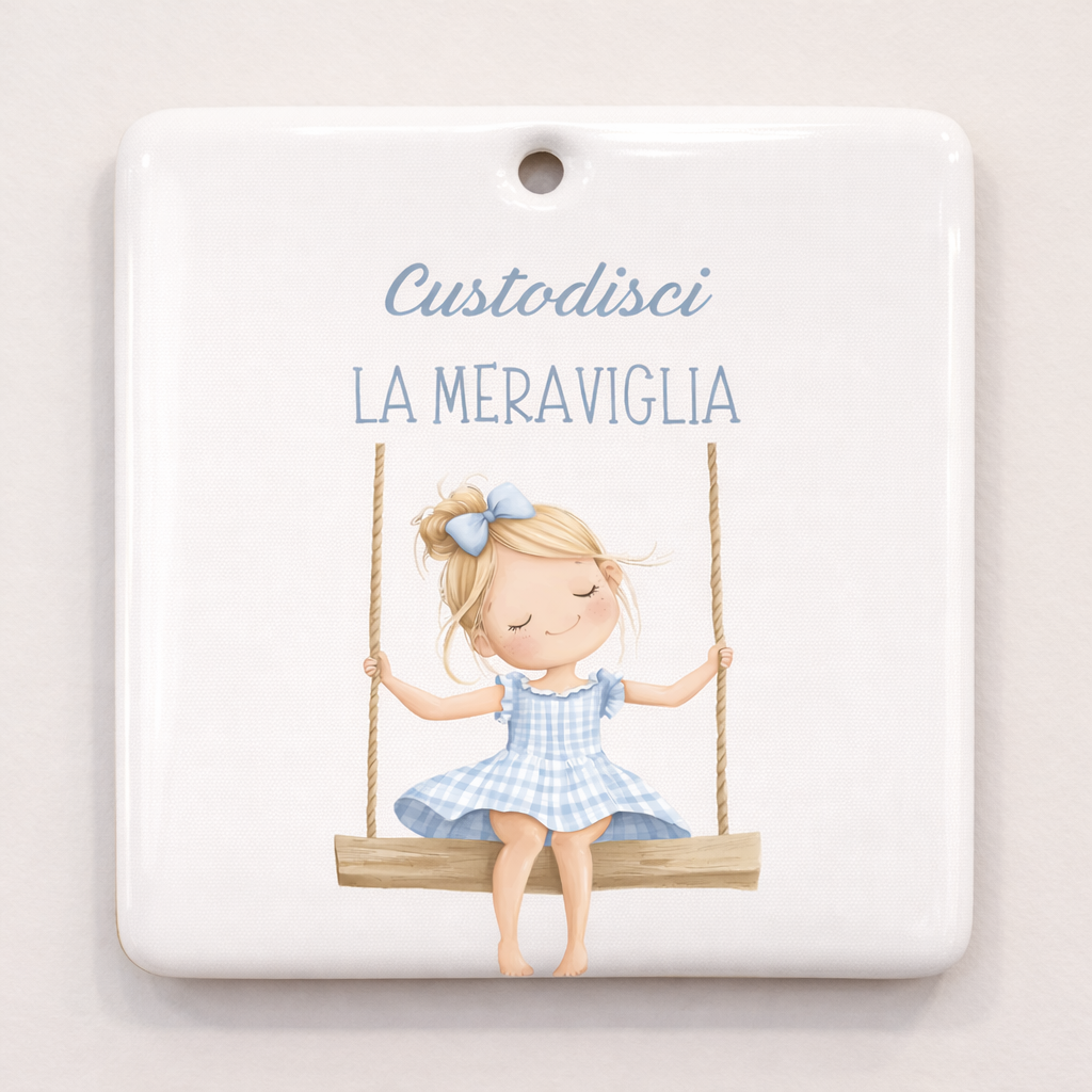 Piastrella rettangolare in ceramica con Bimba sull'altalena da appendere 10 cm x 10 cm