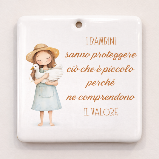Piastrella rettangolare in ceramica con Bimba con paperella da appendere 10 cm x 10 cm