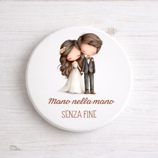 Sottopentola in ceramica diametro 10cm tema sposini "Mano nella mano senza fine"