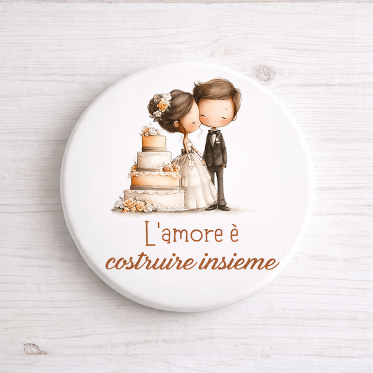 Sottopentola in ceramica diametro 10cm tema sposini "L'amore è costruire insieme"