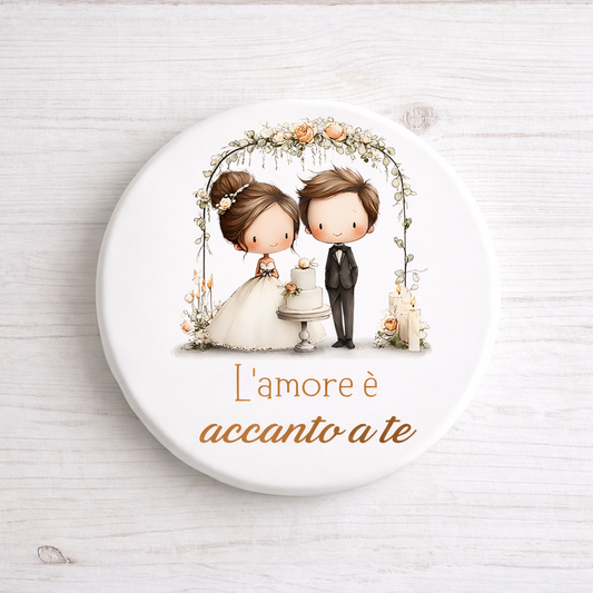 Sottopentola in ceramica diametro 10cm tema sposini "L'amore è accanto a te"