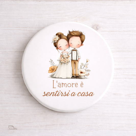 Sottopentola in ceramica diametro 10cm tema sposini "L'amore è sentirsi a casa"