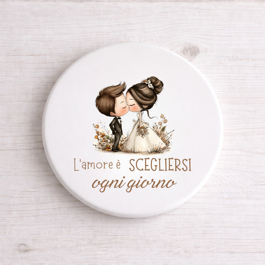 Sottopentola in ceramica diametro 10cm tema sposini "L'amore è scegliersi ogni giorno"